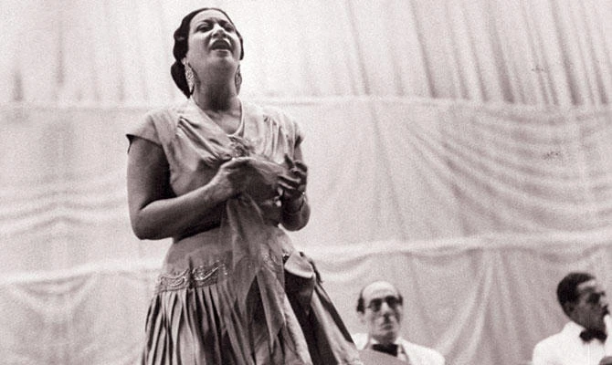 Egyptian actress Umm Kulthum singing on Cairo’s Voice of Arabs radio show. (Getty Images)