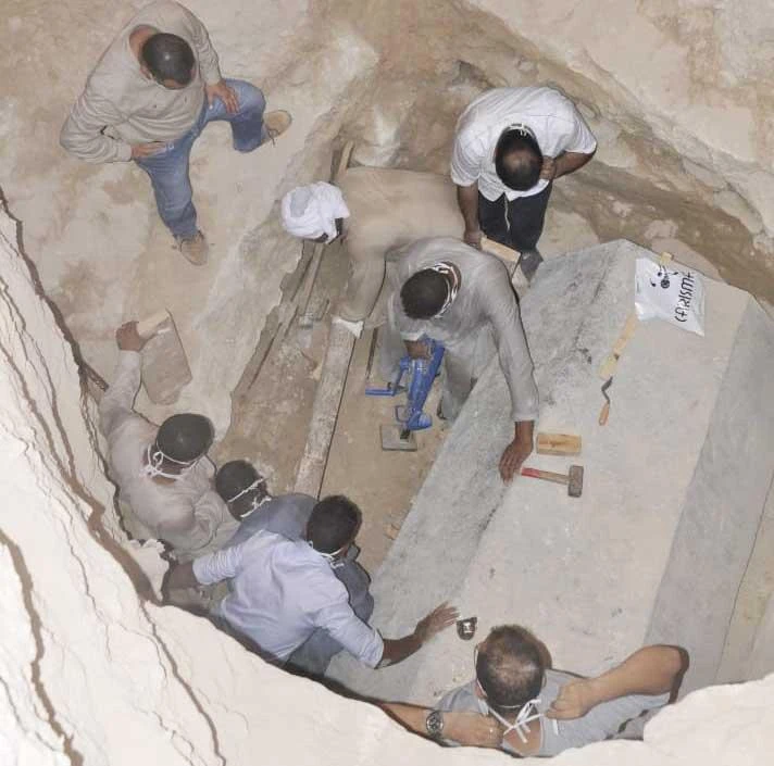 Egyptian excavation workers labor at the site of the newly discovered giant black sarcophagus in Sidi Gaber district of Alexandria, Egypt July 19, 2018. (REUTERS)
