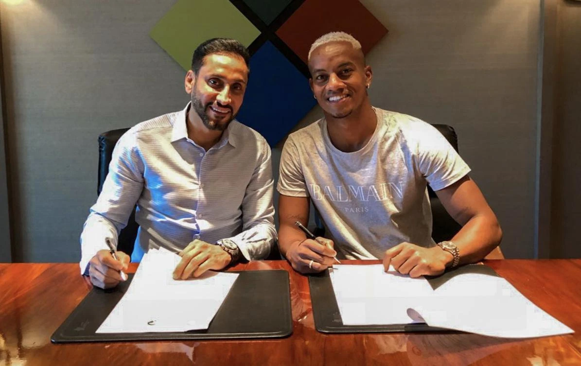 Andre Carrillo and club president Sami Al-Jaber put pen to paper on the contract in Madrid. (@Alhilal_EN)