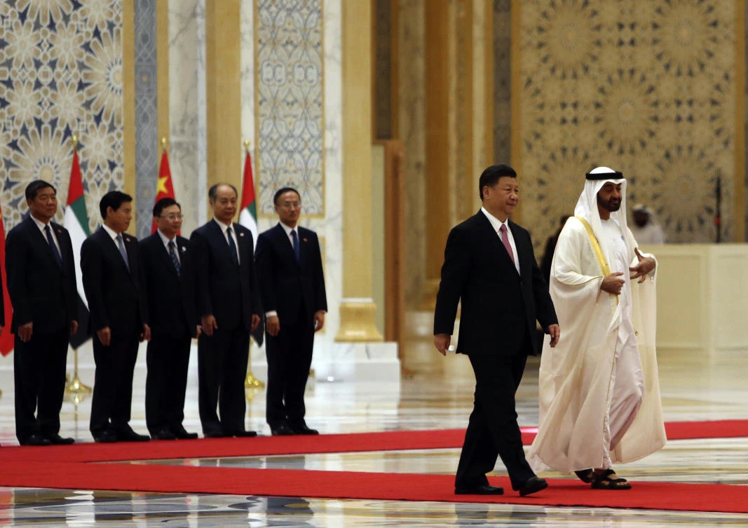 Chinese President Xi Jinping, foreground, walks with Sheikh Mohamed bin Zayed Al Nahyan, Crown Prince of Abu Dhabi at the Presidential Palace in Abu Dhabi, United Arab Emirates, Friday, July 20, 2018. (MALAK HARB/AP)