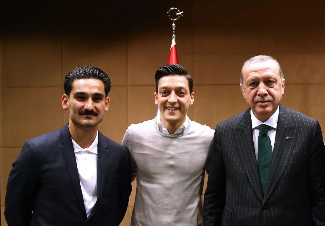 Ozil defends controversial picture with Erdogan