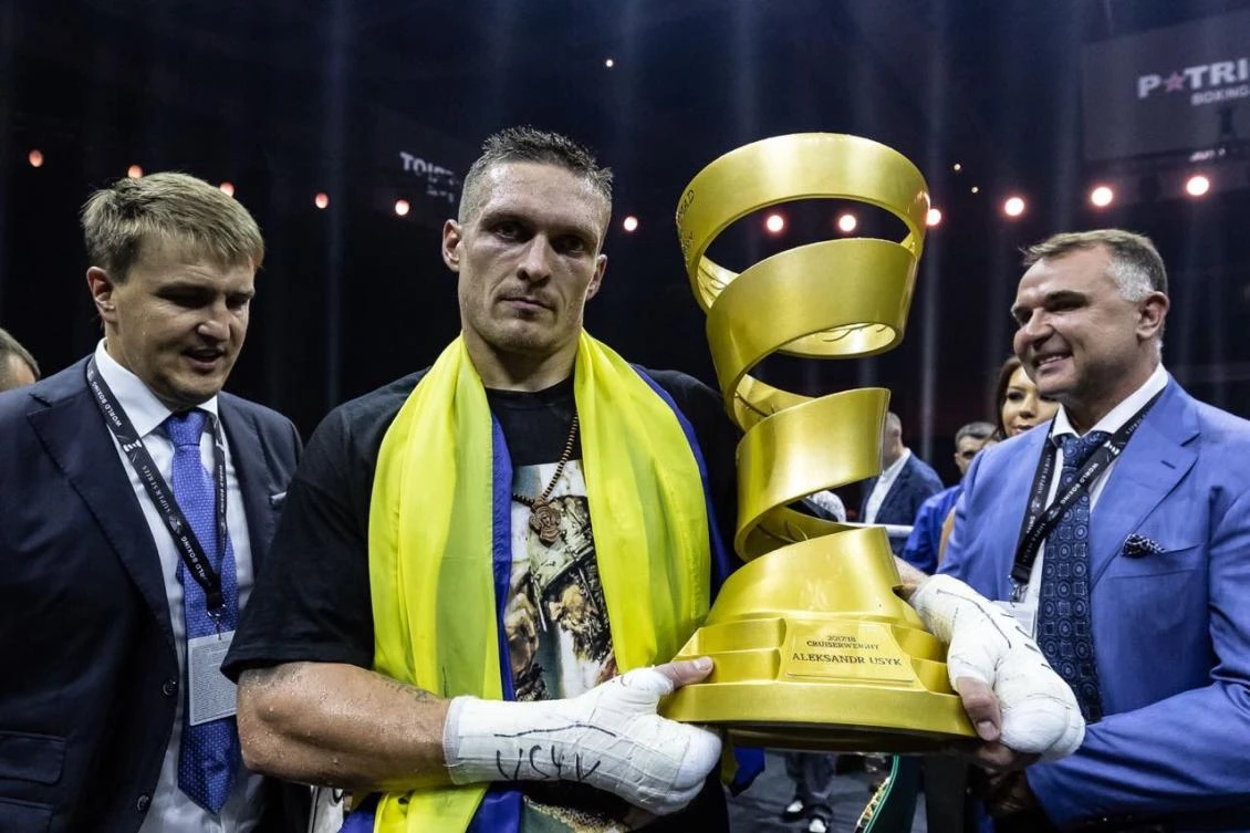 Oleksandr Usyk poses with the Muhammad Ali Trophy after beating Murat Gassiev. (@WBSuperSeries)