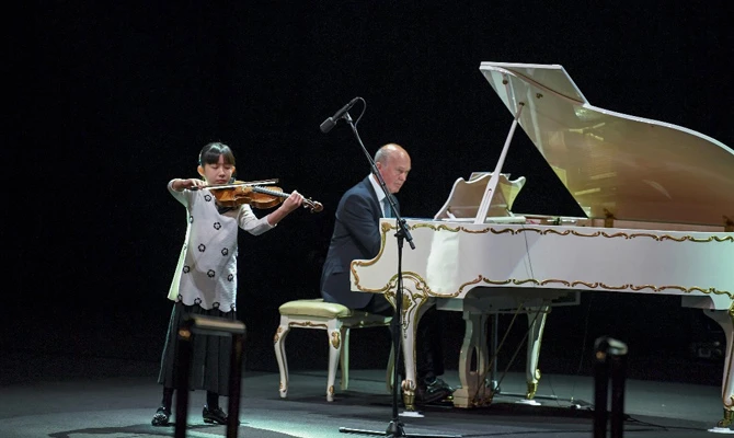 Chloe Chua performs, accompanied by world renowned pianist Gordon Back, at the King Fahad Cultural Center in Riyadh on July 21, 2018. (General Cultural Authority photo)