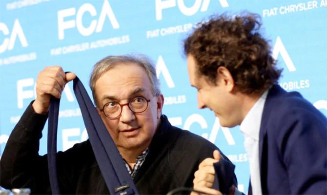 Fiat Chrysler Automobiles CEO Sergio Marchionne jokes with a tie next to chairman John Elkann during a media conference in Balocco, northern Italy, June 1, 2018. (File Photo: Reuters)