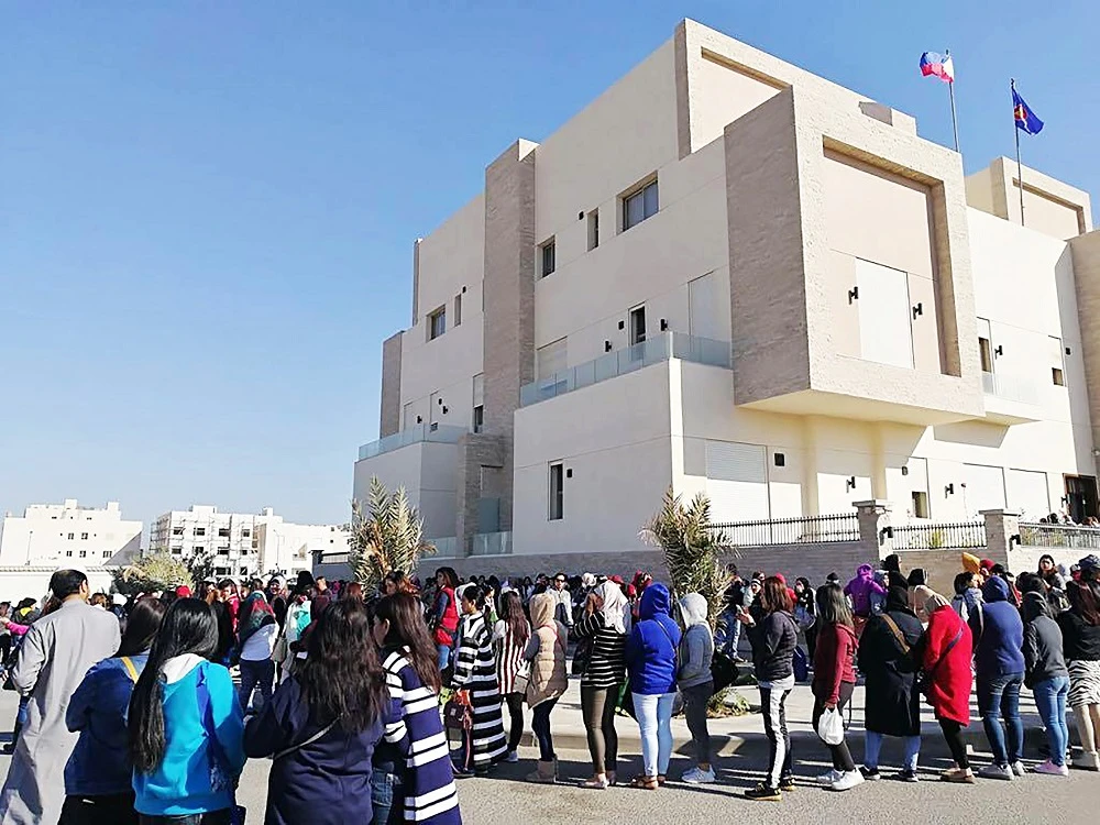 A handout photo released on February 20, 2018 by the Kuwaiti newspaper, Kuwait Times, shows Filipino workers trying to get amnesty waiting outside the Philippine embassy in Kuwait City. (File photo: AFP)