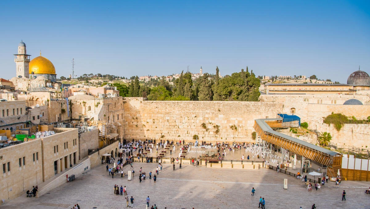 Western Wall stone crashes down in Jerusalem