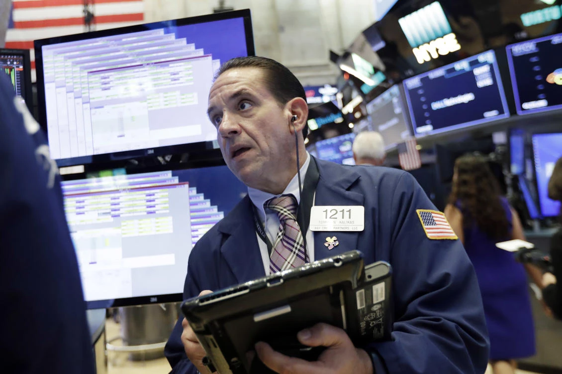 US stocks fall amid lingering trade war unease