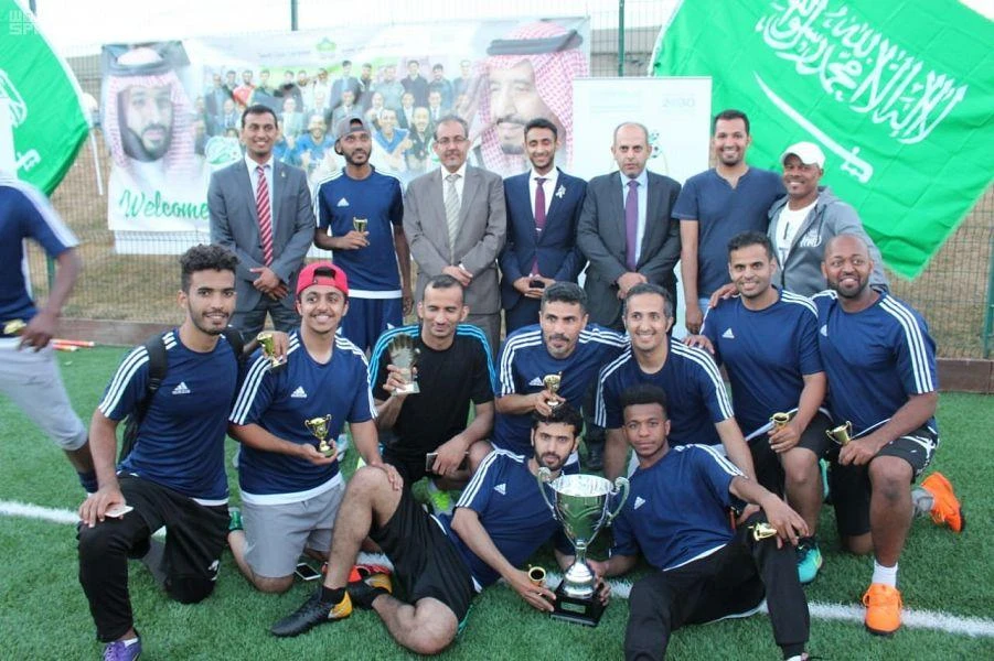 The Cultural Attaché of the Saudi Embassy in London, Dr. Abdulaziz Al-Maqoushi, has crowned the Saudi Students Club in Glasgow with the Cultural Attaché's Football Cup in the United Kingdom 2018. (SPA)