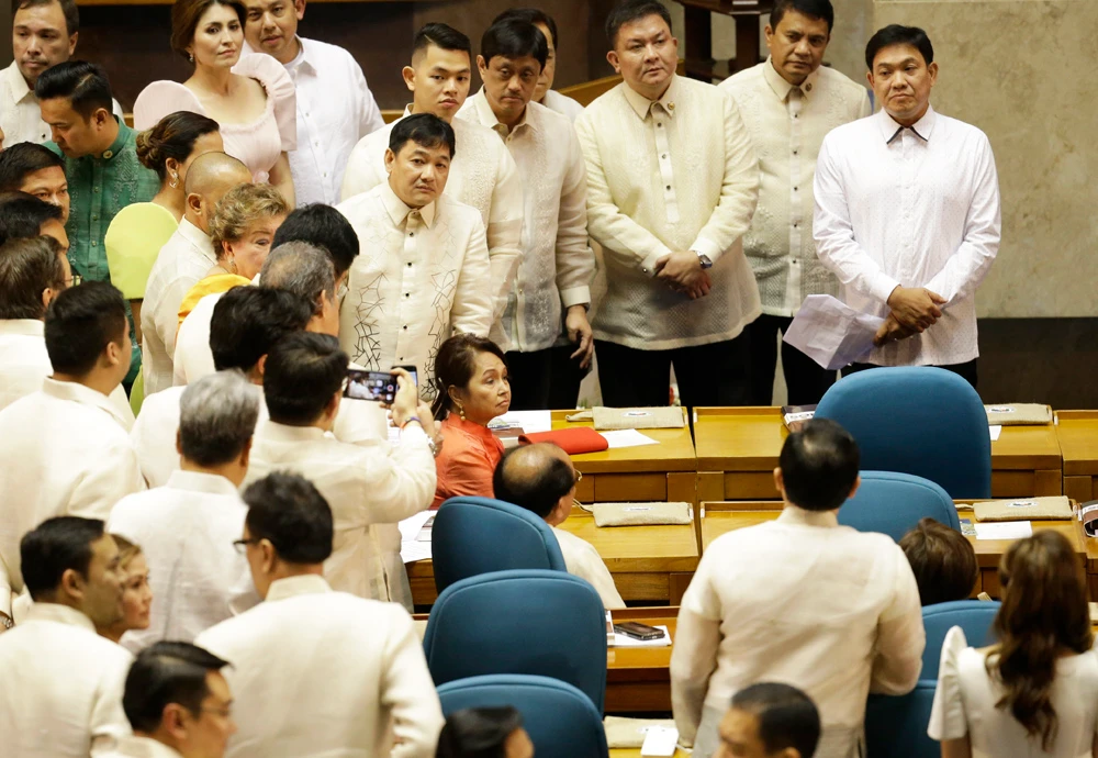 Chaotic Philippine congress row delays Duterte speech, Muslim minority deal