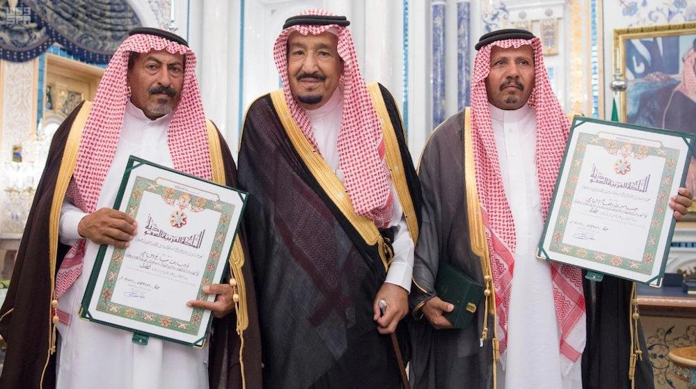King Salman awarded the King Abdul Aziz Medal to the two heroic Saudi students who drowned in the US and SR1 million to their heirs. (SPA)