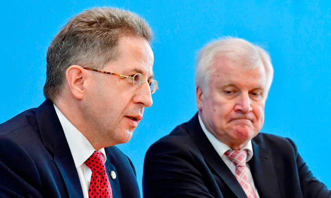 German Interior Minister Horst Seehofer (R) and Hans-Georg Maassen, President of the domestic intelligence service of the Federal Republic of Germany (Bundesamt fuer Verfassungsschutz, BfV), give a press conference to present the annual report on the protection of the constitution onTuesday, July 24, 2018 in Berlin. (AFP)