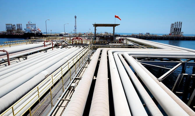 An oil tanker is being loaded at Saudi Aramco's Ras Tanura oil refinery and oil terminal in Saudi Arabia May 21, 2018. (REUTERS)