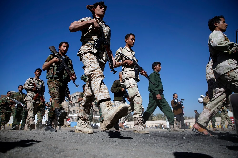 Houthis dressed in army fatigues march in a parade during a gathering in the capital Sanaa on January 1, 2017. (File photo: AFP)