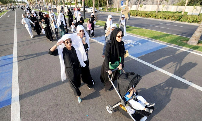 Saudi women take part in a "green walk" calling for environment conservation, on March 8, 2018 in the Red Sea resort of Jeddah. (AFP)