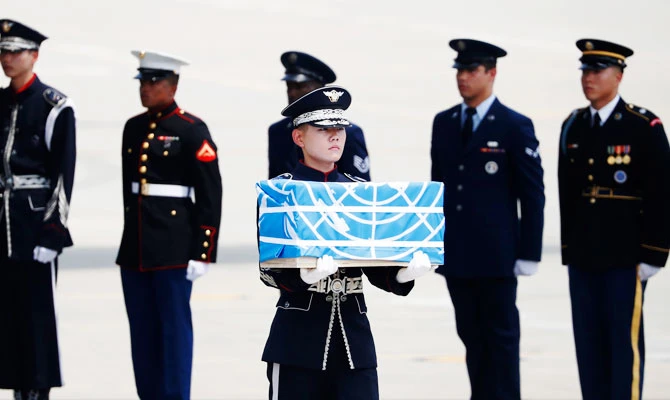 A soldier carries a casket containing a remain of a US soldier who was killed in the Korean War during a ceremony at Osan Air Base in Pyeongtaek, South Korea, July 27, 2018. (AP)