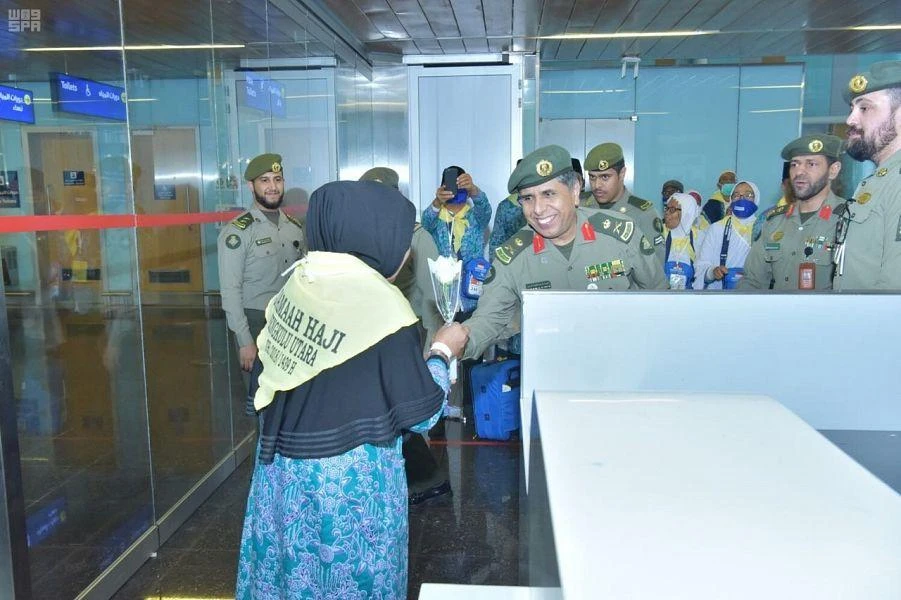 Director General of Passports Maj. Gen. Sulaiman bin Abdul Aziz Al-Yahya visits the Hajj halls at Prince Mohammad bin Abdulaziz International Airport in Madinah. (SPA)