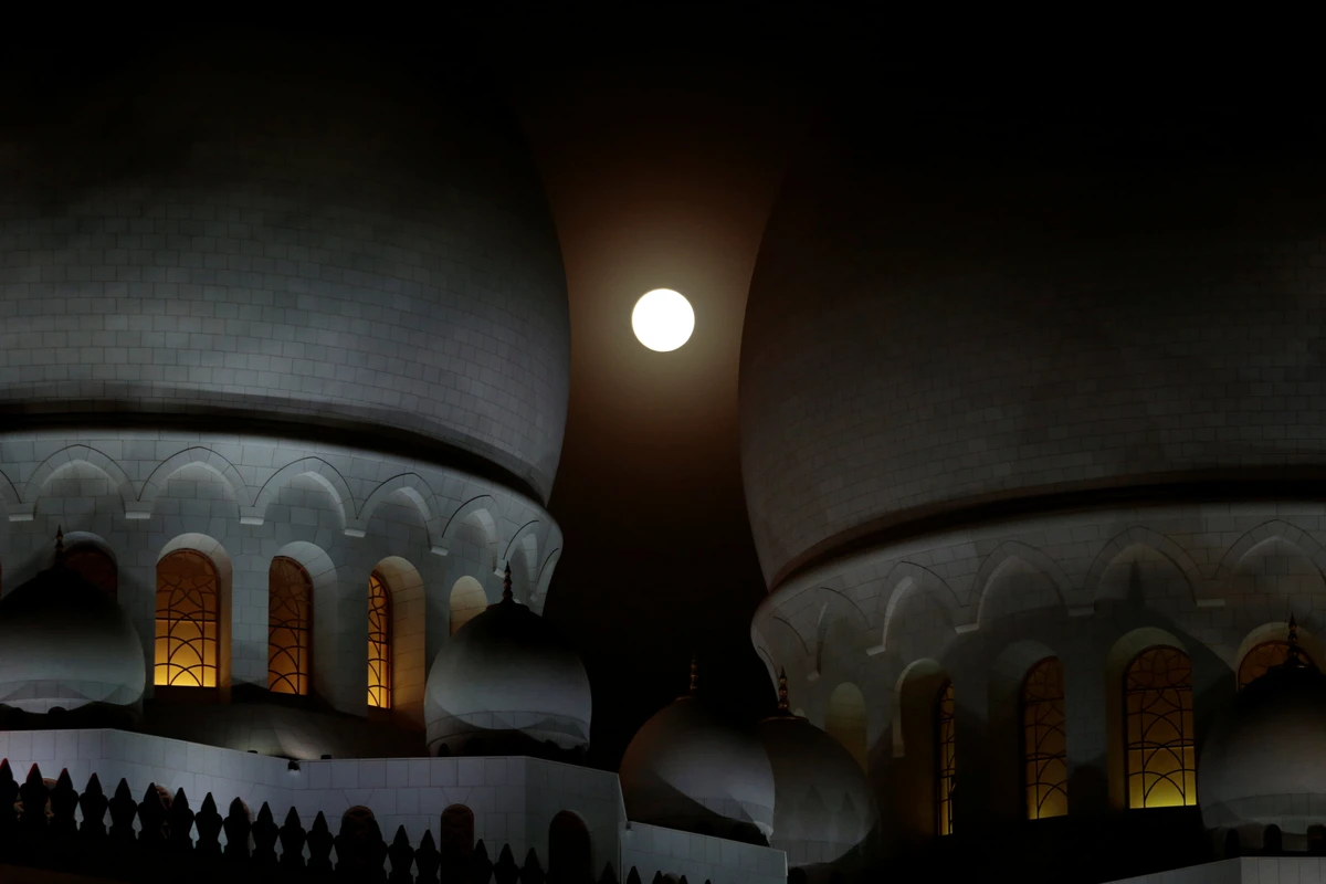 Blood Moon dazzles star gazers in longest lunar eclipse of 21st century