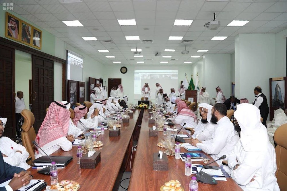 Dr. Al-Issa presiding over the meeting of leaders of the International Islamic Relief Organization on supporting Rohingya refugees. (SPA)