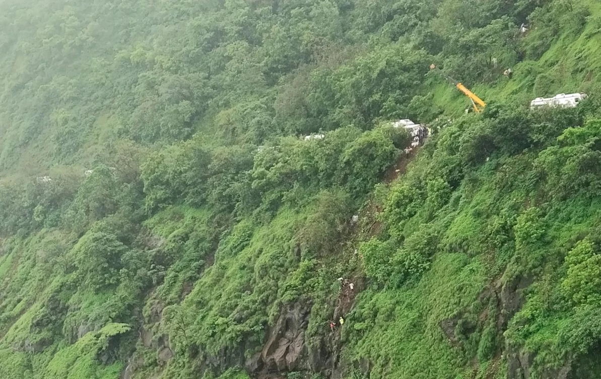 33 killed as Indian bus plunges off mountain road