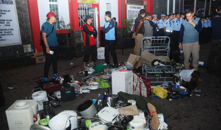 Indonesian prison conditions leading to bribery of wardens