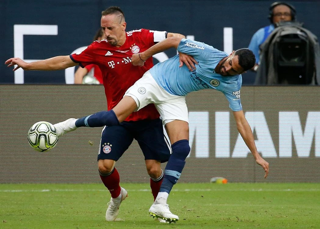 Bayern Munich's French midfielder Franck Ribery (L) fights for the ball with Manchester City's Riyad Mahrez during the International Champions Cup friendly match between FC Bayern Munich and Manchester City at Hard Rock Stadium in Miami, Florida, on July 28, 2018. / AFP / RHONA WISE