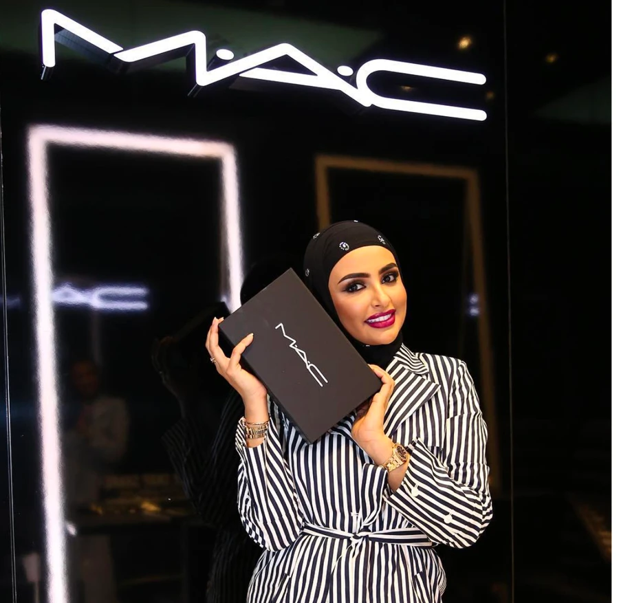 Kuwaiti blogger Sondoss Al-Qattan endorsing a make-up product. (Social media photo)