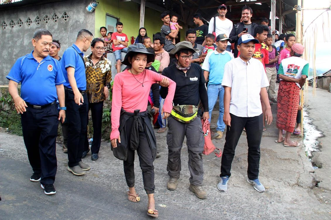 Hikers descending from Mount Rinjani arrive at a post in Sembalun, West Nusa Tenggara on Monday, July 30, after an earthquake struck Lombok the previous day. (AFP)