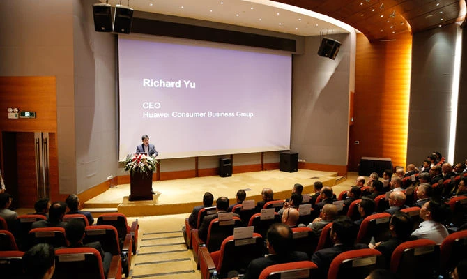 The summit was attended by Richard Yu, CEO of Huawei Consumer Business Group.