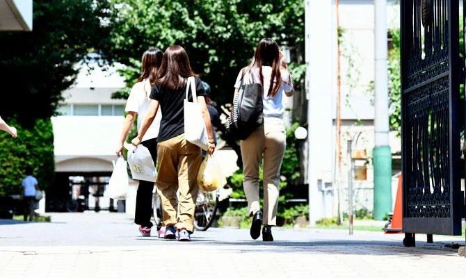 People walk into the Tokyo Medical University Thursday, Aug. 2, 2018, in Tokyo. (AP)