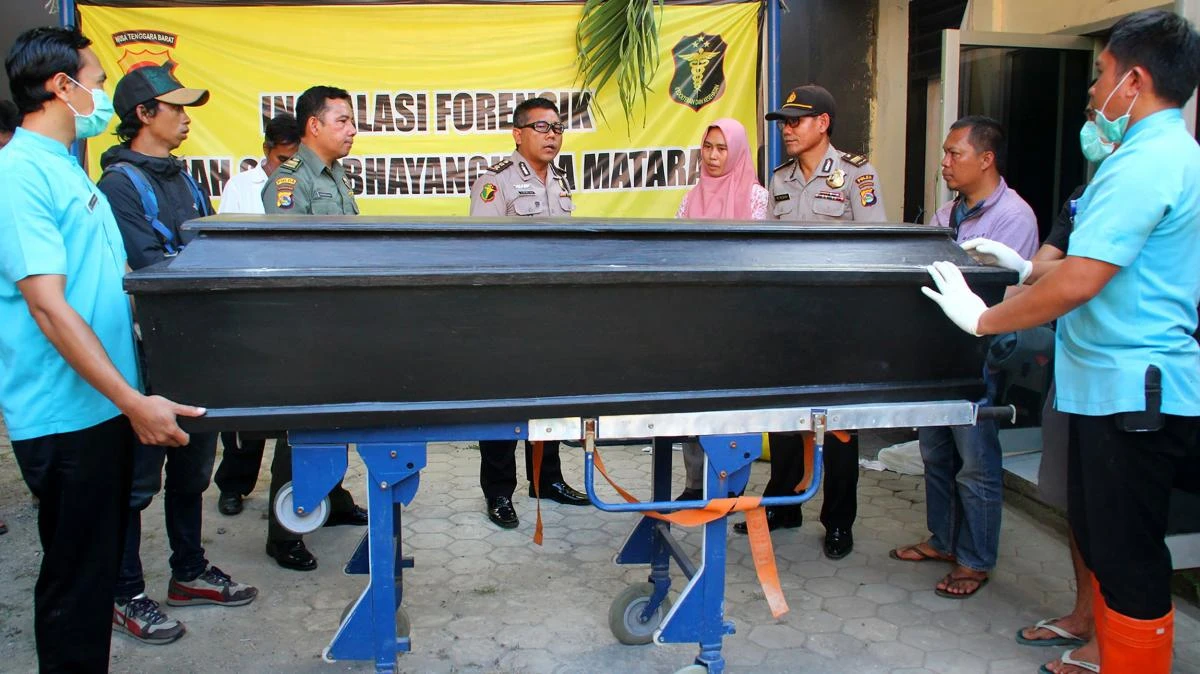 Indonesian staff at a morgue move the coffin of an earthquake victim at a police hospital in Lombok, in West Nusa Tenggara province on July 31, 2018 after a 6.4 magnitude earthquake struck the island on July 29. (AFP)