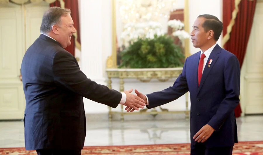 Indonesia's President Joko Widodo (R) welcomes US Secretary of State Mike Pompeo at the presidential palace in Jakarta on August 5, 2018. (AFP / POOL / ADI WEDA)