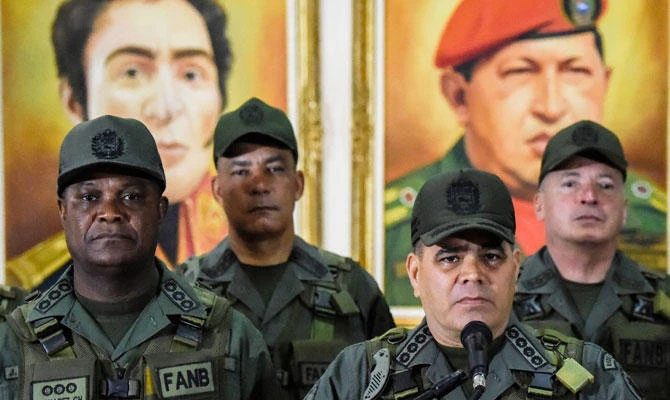 Venezuelan Defence Minister Padrino Lopez (2-R) flanked by the military high command, delivers a press conference in Caracas on August 05, 2018, a day after an alleged attack using explosive-laden drones during a military parade took place. (AFP)
