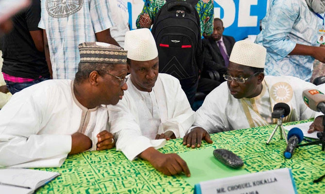 Malian opposition presidential candidates (L to R) Mountaga Tall, Choguel Maiga and Soumaila Cisse talk during a press conference about the results of the first round of the presidential election, on August 6, 2018 in Bamako, ahead of the second round scheduled on August 12. (AFP)