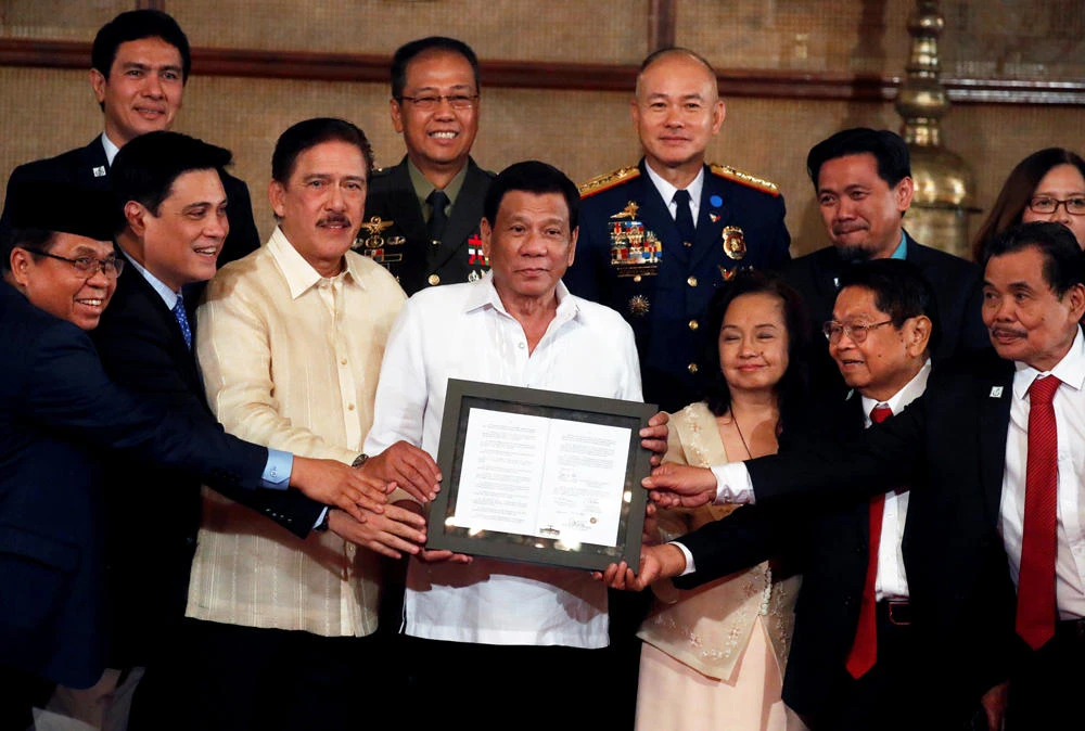 Philippines’ Duterte urges peace in unveiling Muslim autonomy law