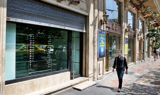 Currency exchange shops line a street in downtown Tehran, Iran, on Tuesday, Aug. 7, 2018. (AP)