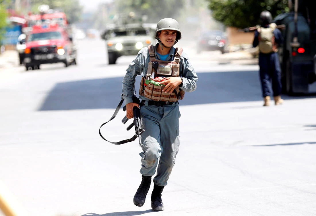 An Afghan policeman runs at an area where explosions and gunshots were heard Afghanistan. (File photo: Parwiz/Reuters)