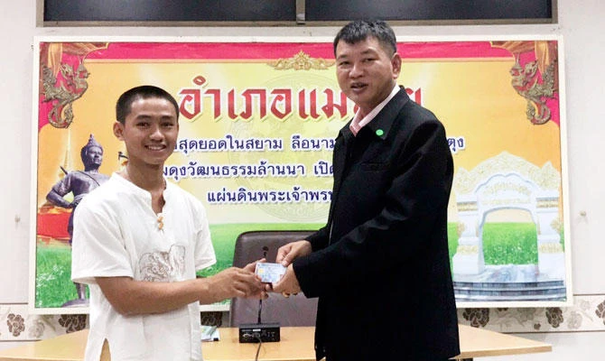 Boys rescued from cave, once stateless, get Thai citizenship