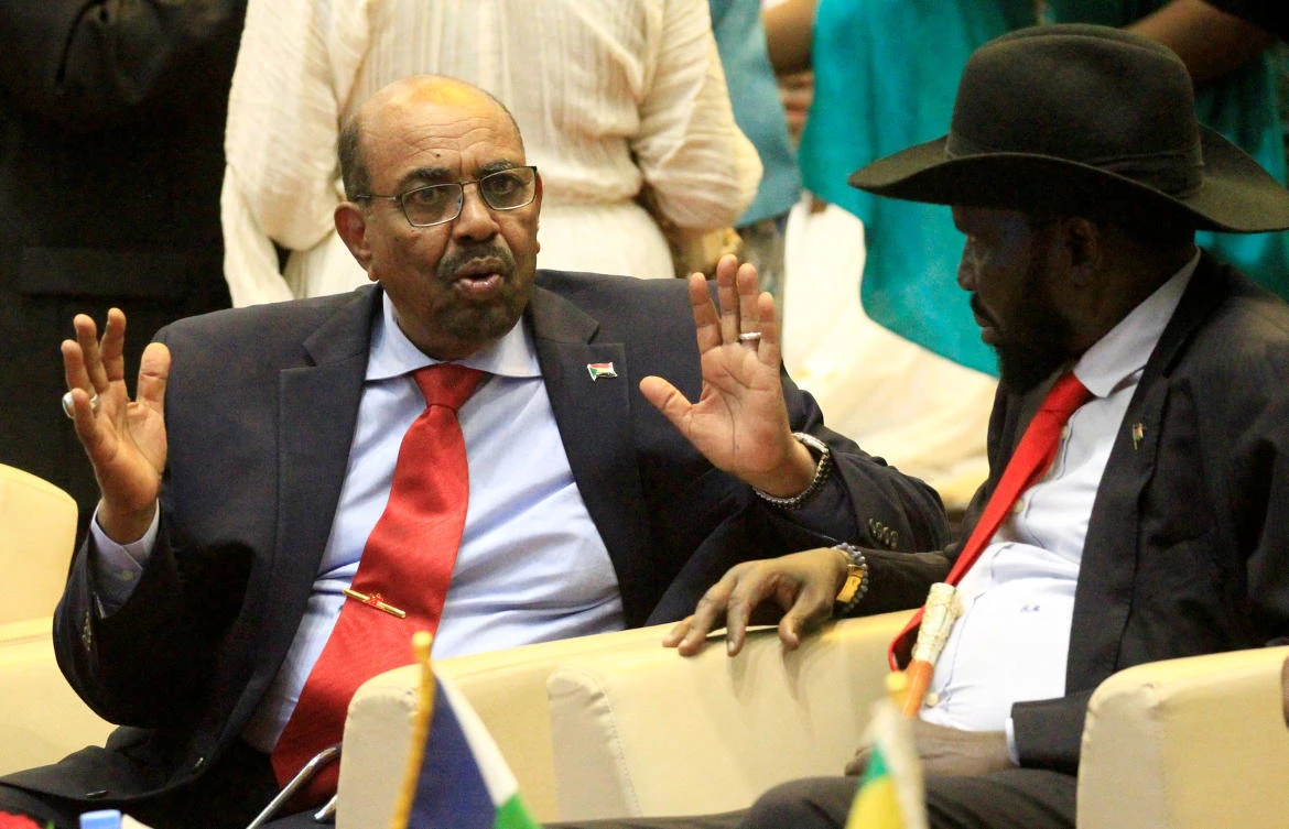 Sudan's President Omar al-Bashir talks to South Sudan's President Salva Kiir after signing a cease fire and power sharing agreement with South Sudanese rebel leader Riek Machar in Khartoum, Sudan August 5, 2018. (Reuters)