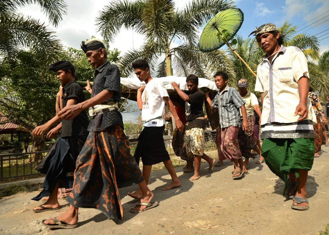 People carry an earthquake victim for a burial ceremony at Tanjung, in northern Lombok on West Nusa Tenggara province on August 10, 2018. (AFP)