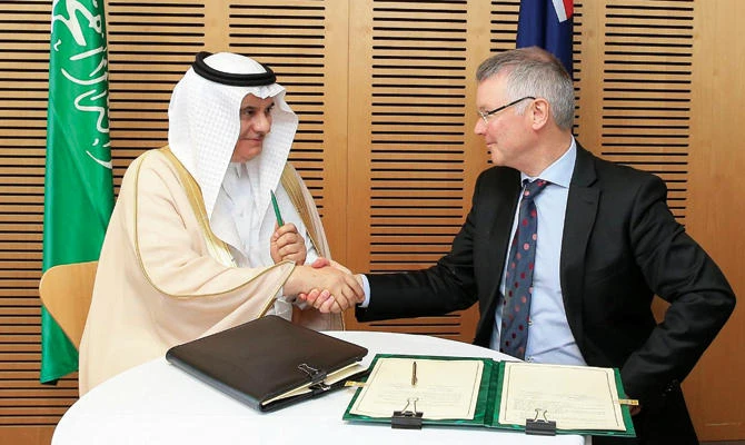 Abdulrahman Al-Fadhli, minister of environment, water and agriculture, with David Parker, New Zealand’s minister of trade and export growth, in Auckland. (SPA)