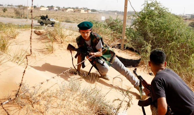Libya Dawn fighters patrol during a search for Daesh militant positions near Sirte, in this March 17, 2015 file photo. (REUTERS)