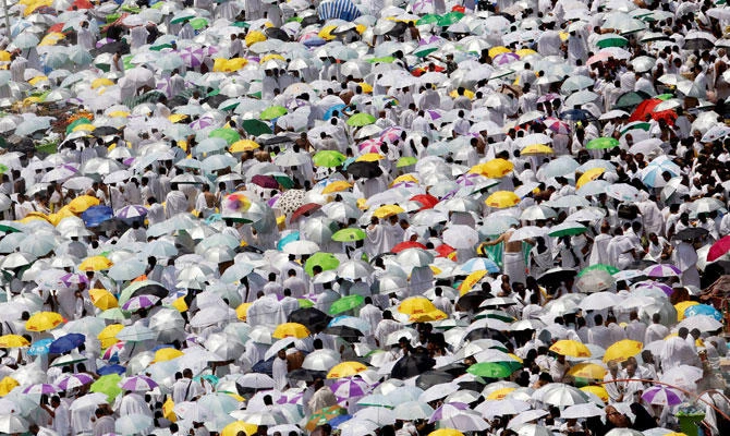 Muslim pilgrims pray outside Namira Mosque on the plains of Arafat during the annual haj pilgrimage, outside the holy city of Makkah, Saudi Arabia, in this August 31, 2017 file photo. (REUTERS)