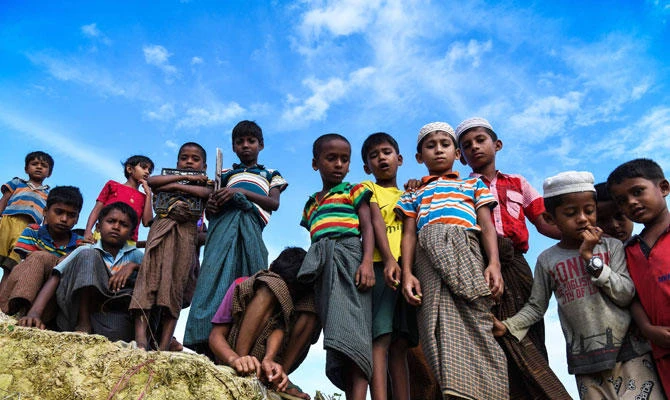 Bangladesh urged to stop aid to stranded Rohingya