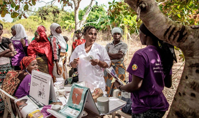 A mozambican nurse explains contraception methods and sexual education during an health point gathering organised by the United Nations Fund for Population activities in partnership with the Mozambican Health Department to address early Motherhood and child marriage on July 4, 2018 in Massininca on the outskirts of Nacala, Nampula Province, Mozambique. (AFP)