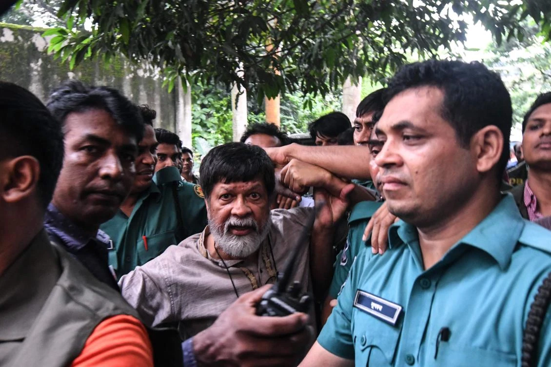 Photographer Shahidul Alam is surrounded by policemen as he arrives for an appearance at a Dhaka court on August 6 after being charged for ‘provocative comments’ in an Al-Jazeera interview. (AFP)