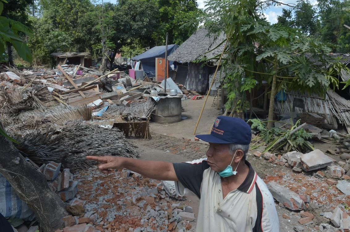 Death toll from quake that hit Indonesian island passes 430