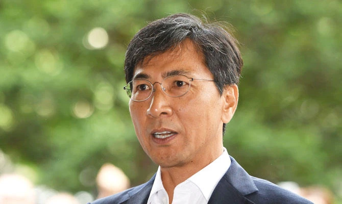 Ahn Hee-jung, former South Korean presidential contender of the ruling Democratic Party, arrives at a court for his sex abuse trial in Seoul on August 14, 2018. (AFP)