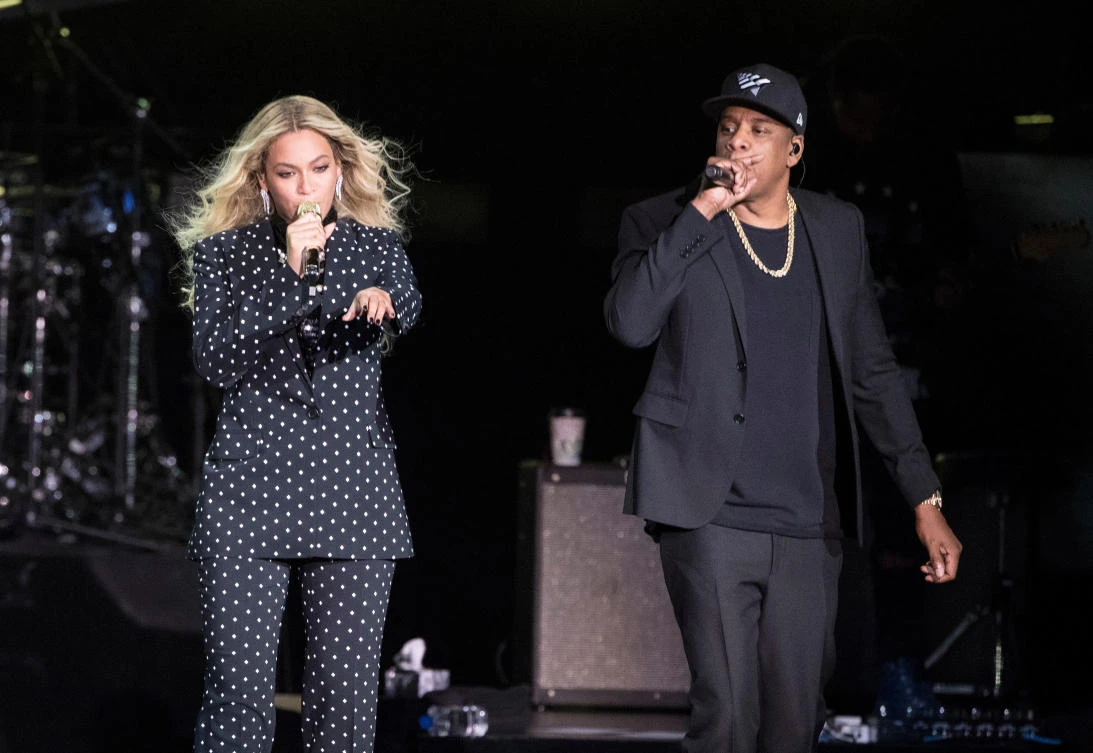 Beyoncé honors ailing Aretha Franklin at Detroit concert