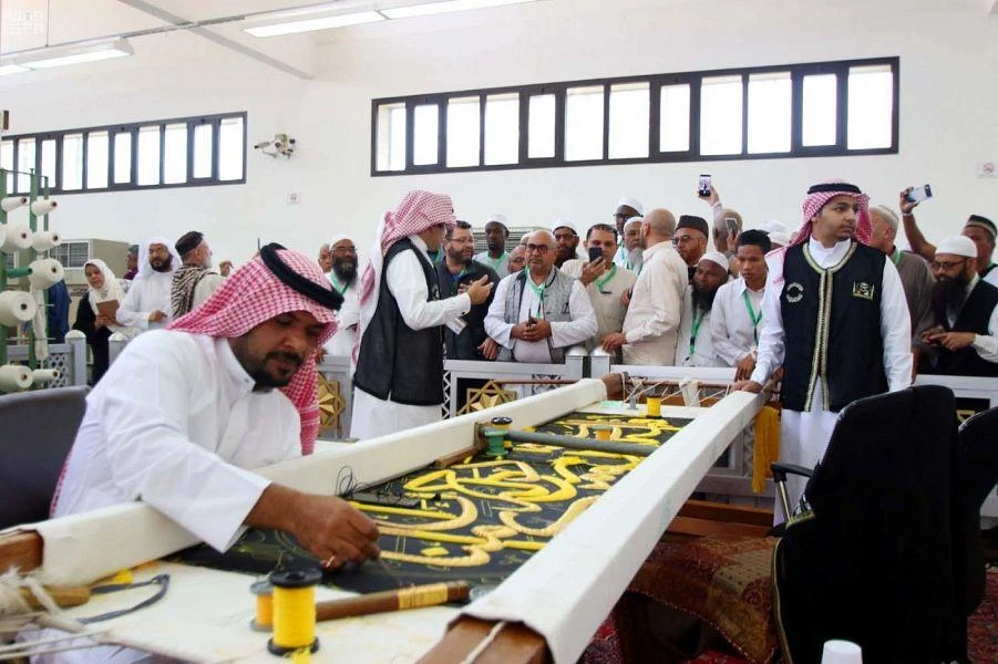 Guests of King Salman for Hajj and Umrah Program visited the Kiswa Factory of the Holy Ka’aba. (SPA)