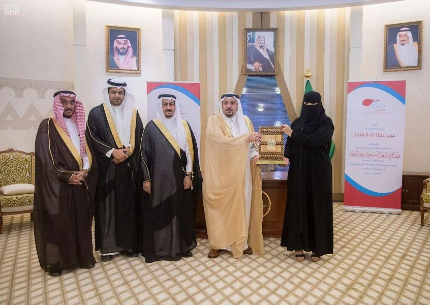 A Saudi nurse was honored by the Emir of Qaseem for rescuing a little girl suffering from a liver disease. (SPA)